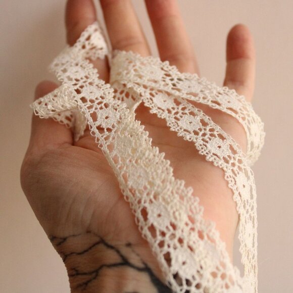 Vintage Lace Trim, Ivory Crochet, .75" Two Yards - Picture 4 of 10